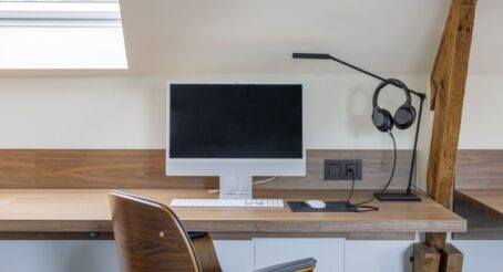Gedaan met adapters: laad laptop en gsm gewoon via de muur